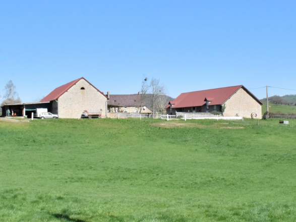 REGION TOULON/ARROUX. BELLE FERME EQUESTRE SUR 13 HA