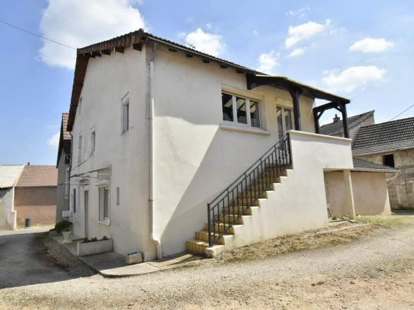 Entre Chalon et Tournus. MAISON DE VILLAGE AVEC JARDIN