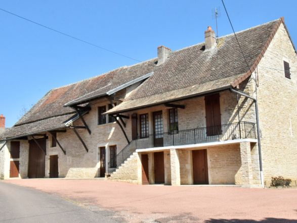 ENTRE CHALON ET TOURNUS. BELLE FERME BOURGUIGNONNE AVEC DÉPENDANCES