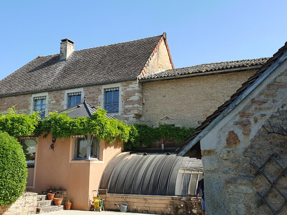 Givry centre. BELLE DEMEURE EN PIERRE AVEC PISCINE - VENDU