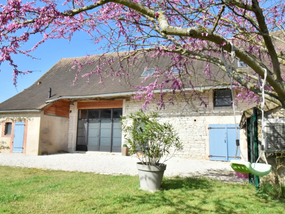 ENTRE CHALON ET TOURNUS. PROPRIÉTÉ DE FAMILLE AVEC GÎTE SÉPARÉ