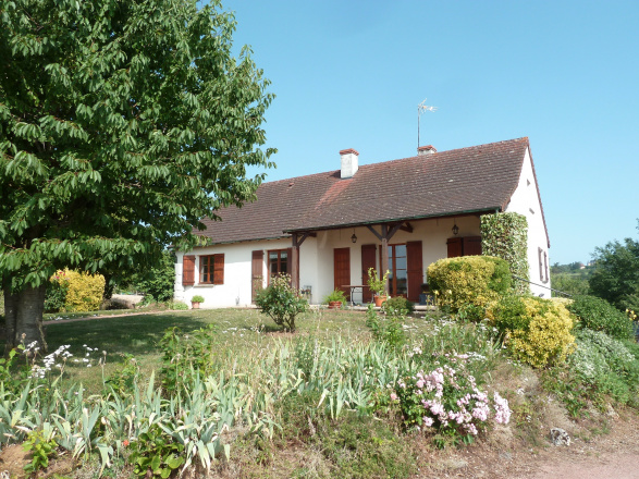 Proche Buxy. AGRÉABLE VILLA EN CÔTE VITICOLE