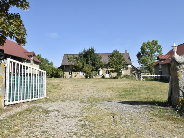 MONTCEAU 30 min. BELLE FERME EQUESTRE SUR 13 HA