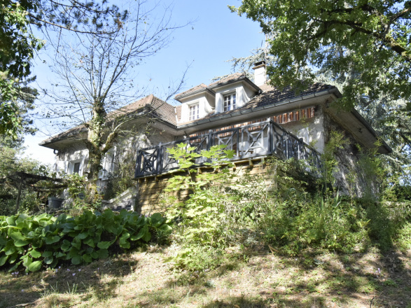 Proche Givry. AGRÉABLE VILLA AVEC PISCINE