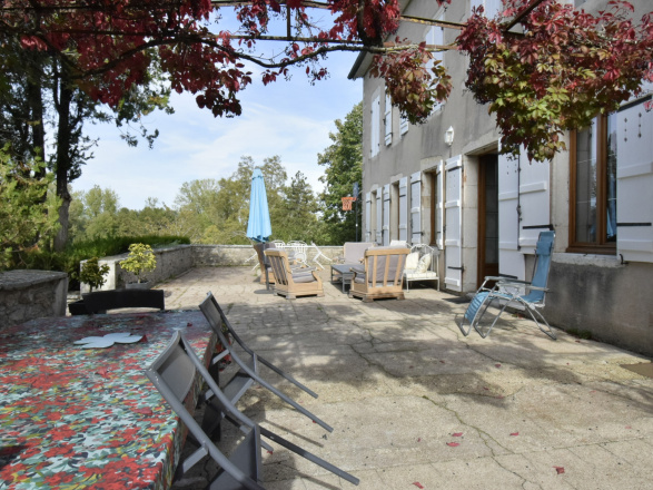 Proche Givry. BELLE PROPRIÉTÉ DE FAMILLE