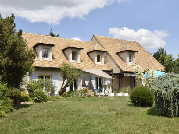 Proche Givry. BELLE VILLA AVEC PISCINE