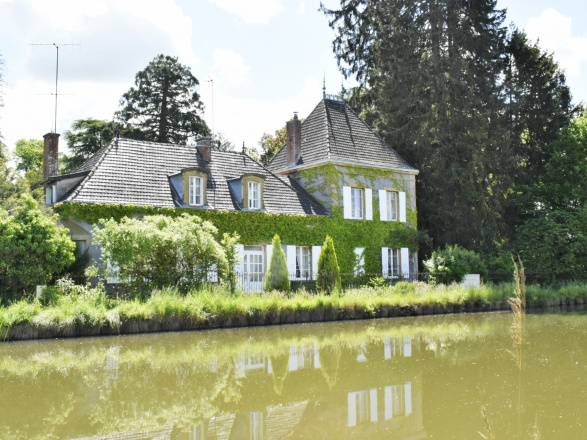 Paray Le Monial 25 min. BELLE PROPRIÉTÉ DE FAMILLE SUR 1,6 HA