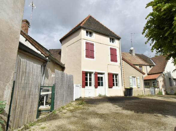 Givry. BELLE MAISON DE VILLAGE RÉNOVÉE