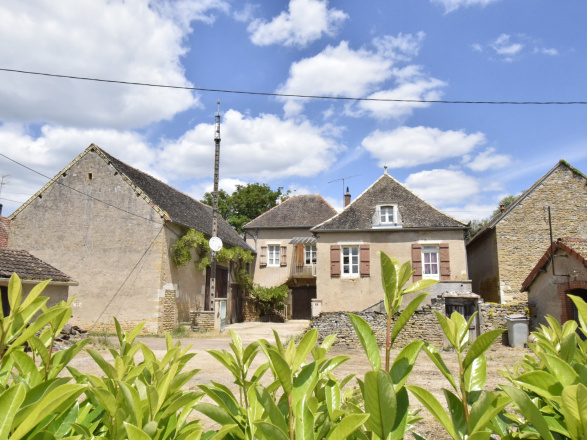 Proche Givry. MAISON DE VIGNERON