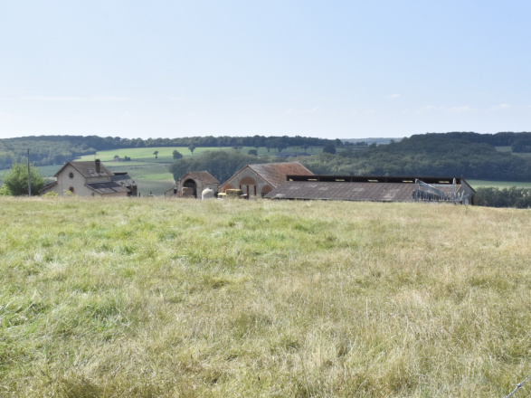 Région Bourbon-Lancy. FERME RETIRÉE SUR 40 HECTARES -SOUS COMPROMIS