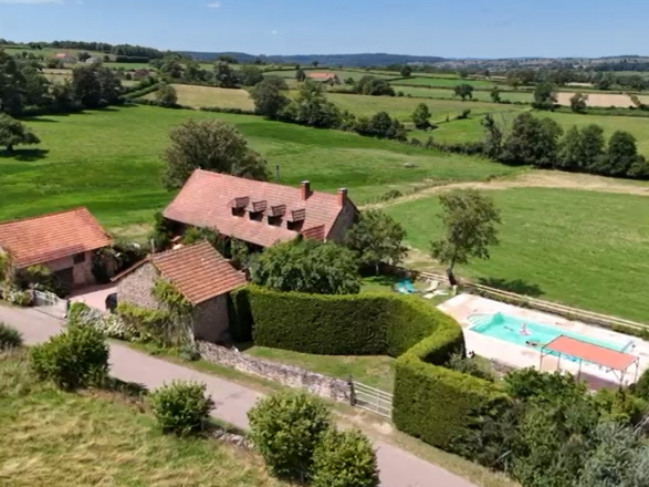 Entre Clunisois et Charolais. BELLE MAISON EN PIERRE ISOLEE AVEC VUE