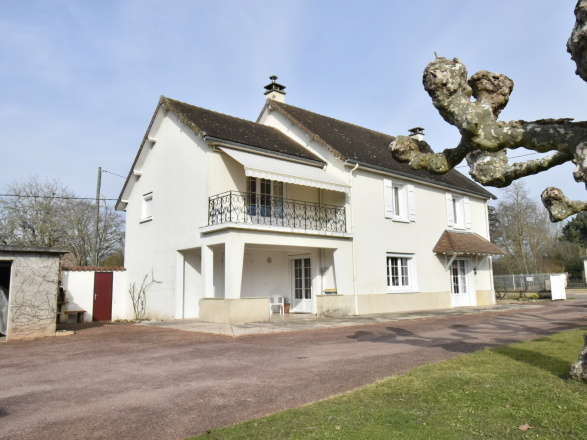 ENTRE BUXY ET ST GENGOUX LE NAL. AGRÉABLE MAISON ANCIENNE 