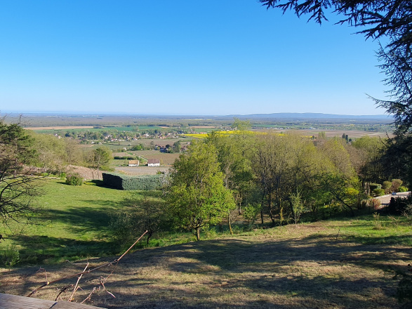 Proche Givry. MAISON ATYPIQUE AVEC VUE EXCEPTIONNELLE
