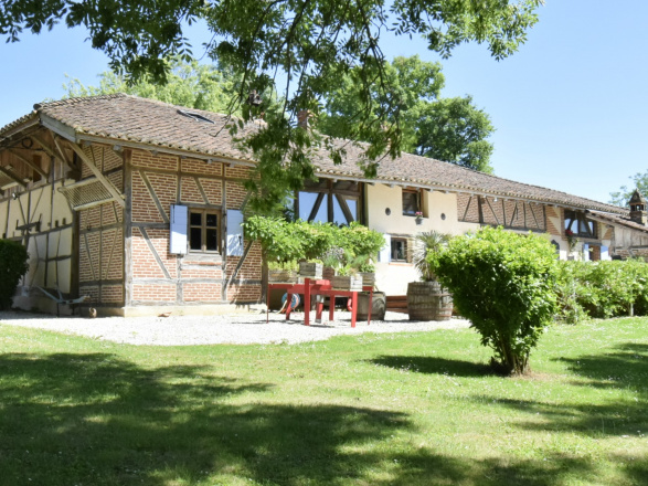 Aux confins de la Bresse et du Jura. BELLE DEMEURE BRESSANE RÉNOVÉE AVEC VUE IMPRENABLE