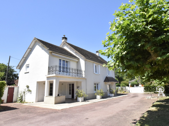 ENTRE BUXY ET ST GENGOUX LE NAL. AGRÉABLE MAISON ANCIENNE 