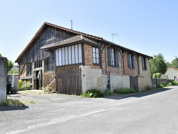 Côte Chalonnaise. PETITE MAISON AVEC BEL ATELIER ATTENANT