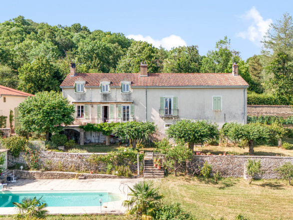 Proche Givry. BELLE DEMEURE AVEC VUE EXCEPTIONNELLE