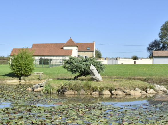 Cluny 20 min. PROPRIÉTÉ SUR 1 HECTARE AVEC PLAN D’EAU