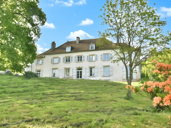 Autunois. PROPRIÉTÉ DE FAMILLE AVEC VUE EXCEPTIONNELLE