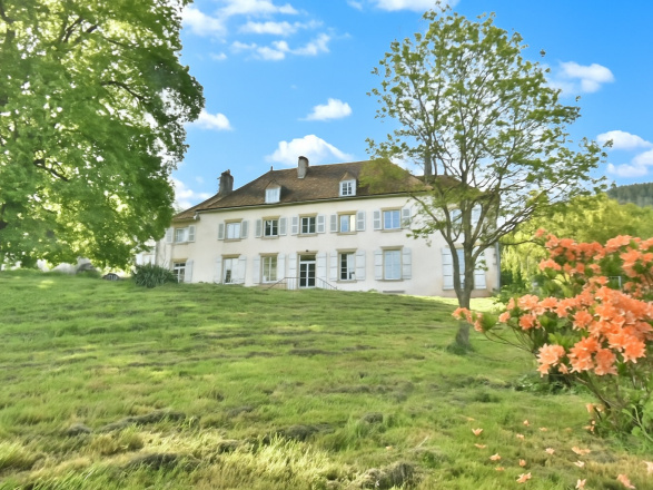 Autunois. PROPRIÉTÉ DE FAMILLE AVEC VUE EXCEPTIONNELLE