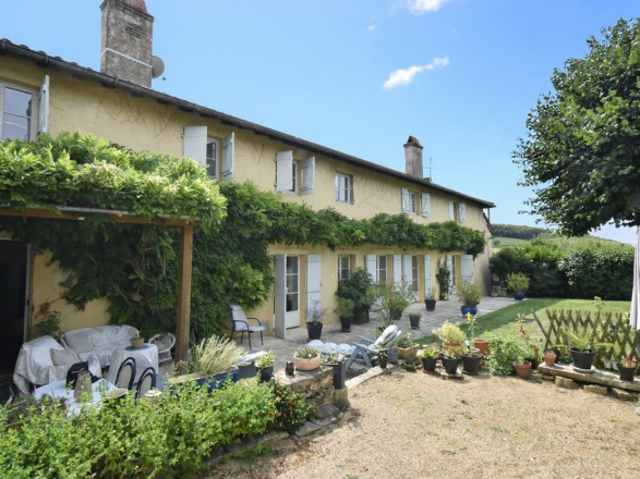 Région du Mâconnais. PROPRIÉTÉ DE CARACTÈRE