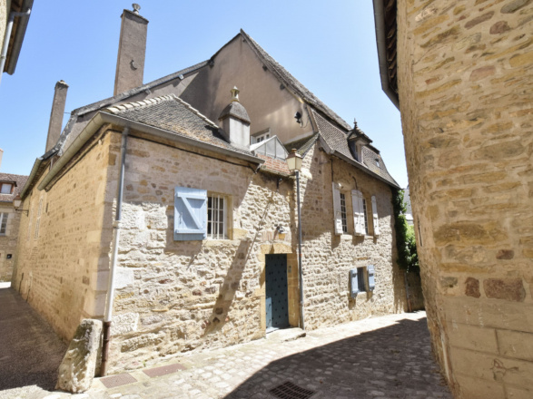 BUXY. ANCIENNE RESIDENCE D’ÉTÉ DES DUCS DE BOURGOGNE