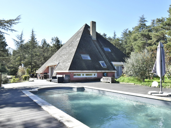 Proche Givry. MAISON ATYPIQUE AVEC VUE EXCEPTIONNELLE