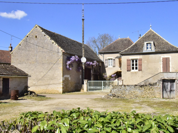 Proche Givry. MAISON EN PIERRE AVEC DEPENDANCES