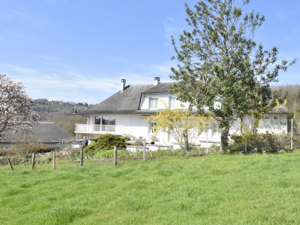 Le Creusot 10 min. BELLE DEMEURE AVEC PISCINE INTERIEURE