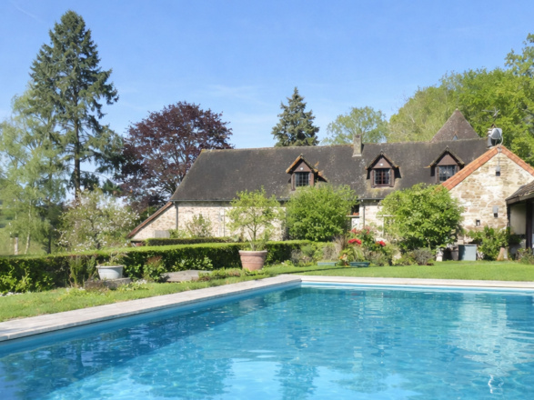 Région du Couchois. BELLE FERMETTE ISOLEE SUR 5 HECTARES