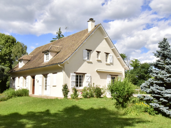 Proche Givry. BELLE VILLA AU CALME AVEC PISCINE