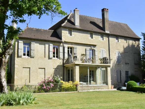 Proche Tournus. BELLE DEMEURE 18ème AVEC LOGEMENT SEPARE