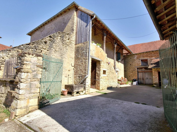 Région Tournus. BELLE MAISON EN PIERRE RENOVEE AVEC DEPENDANCES