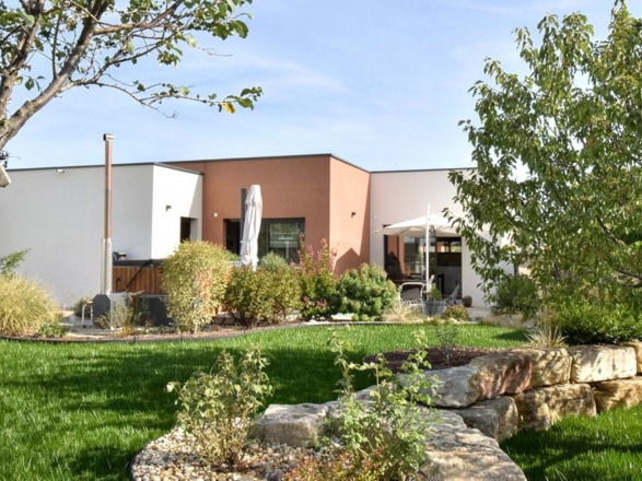 Proche Givry. BELLE VILLA CONTEMPORAINE EN CÔTE CHALONNAISE