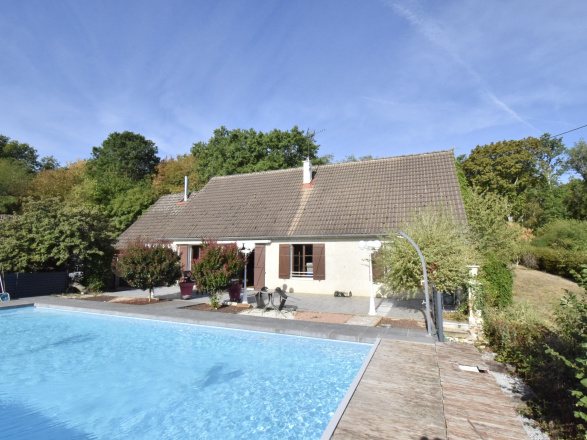 Proche Givry. AGRÉABLE MAISON AVEC PISCINE