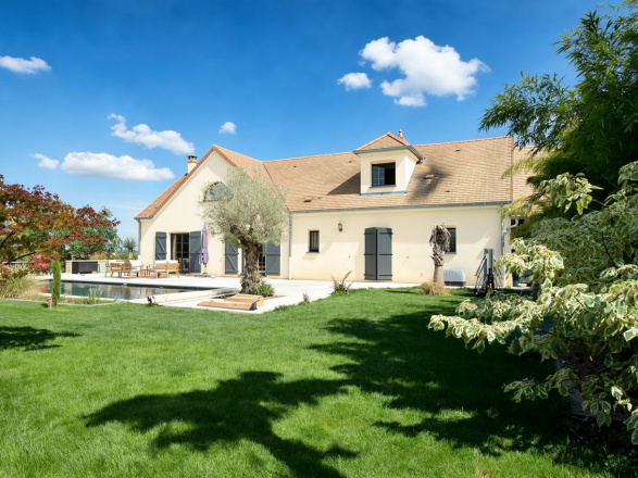 Proche Givry. BELLE VILLA EN POSITION DOMINANTE