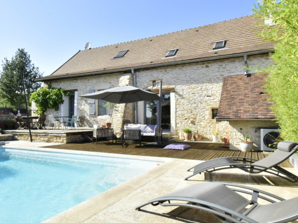 Proche Givry. BELLE MAISON RÉNOVÉE AVEC PISCINE