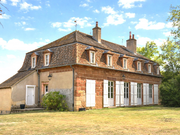 Paray le Monial 30 min. Moulins 35 min. PROPRIÉTÉ DE FAMILLE SUR 4 HA ENVIRON