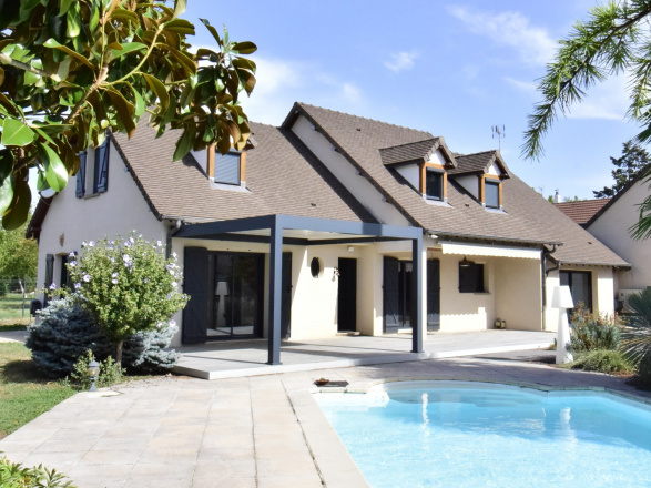 Givry. BELLE VILLA AVEC PISCINE