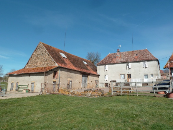 Brionnais. BELLE FERME BRIONNAISE SUR 2 HA ENVIRON