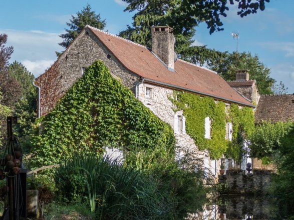 Chalonnais. MOULIN A EAU SUR 1 HA