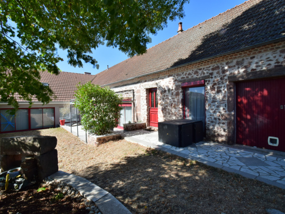 REGION GUEUGNON. MAISON ANCIENNE RÉNOVÉE  AVEC PISCINE INTÉRIEURE