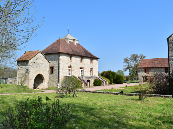 Clunisois. PROPRIETE DE CARACTERE AVEC MAISON D'AMIS