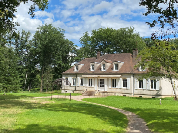 GARE TGV 35 MIN. PROPRIÉTÉ DE FAMILLE SUR 10 HECTARES