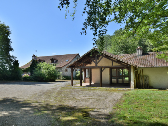 CHALONNAIS. MAISON ANCIENNE AVEC DÉPENDANCES 