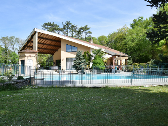 PROCHE GIVRY. BELLE DEMEURE SUR 1,4 HA- VENDU