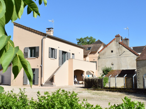 Proche Givry. MAISON RÉNOVÉE - VENDU