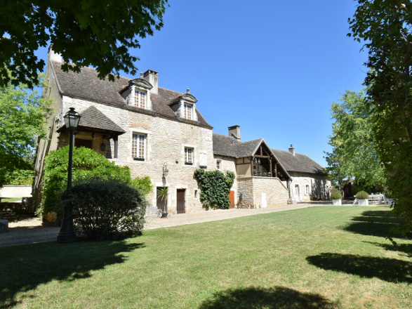 Côte Chalonnaise. BELLE PROPRIÉTÉ ORIGINE 15ème 