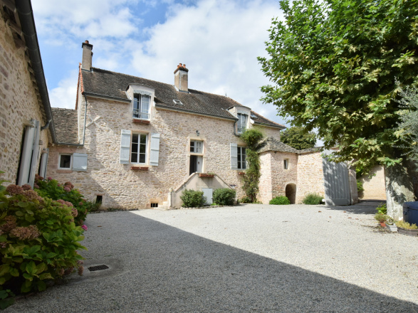 Proche Givry. PROPRIÉTÉ DE CHARME EN CÔTE VITICOLE