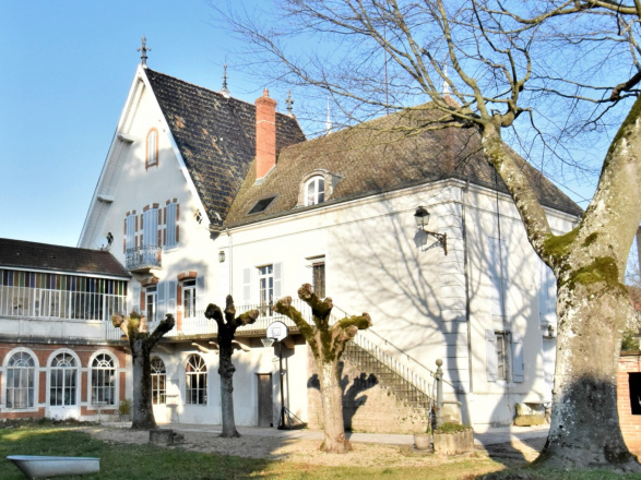 Proche Givry. AGRÉABLE DEMEURE SUR 2000 M²